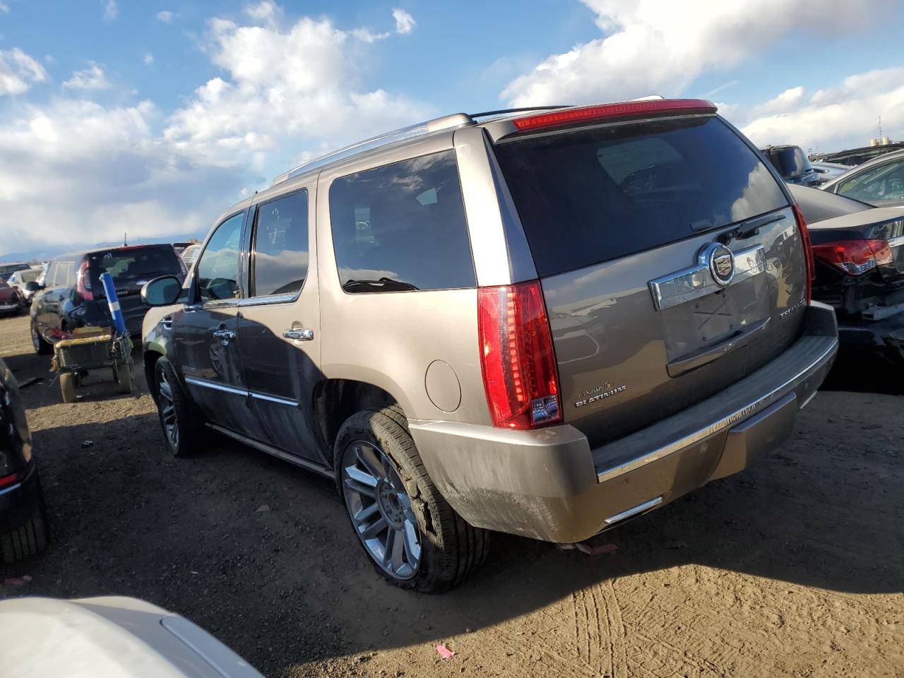 VIN 1GYS4DEF8ER122068 2014 CADILLAC ESCALADE no.2