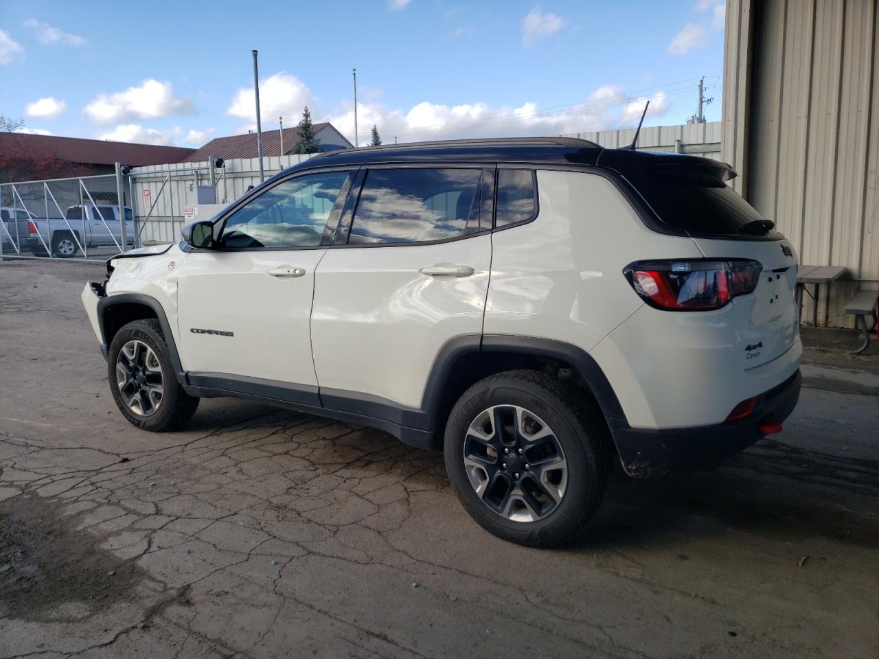 3C4NJDDB4JT239173 2018 JEEP COMPASS - Image 2