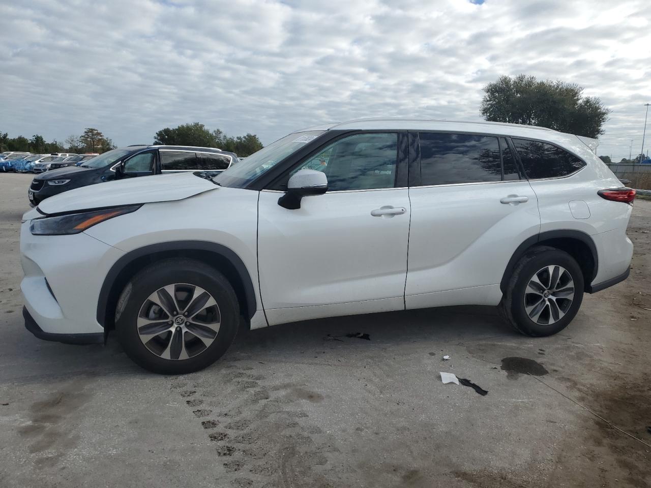 2022 Toyota Highlander - Image 1