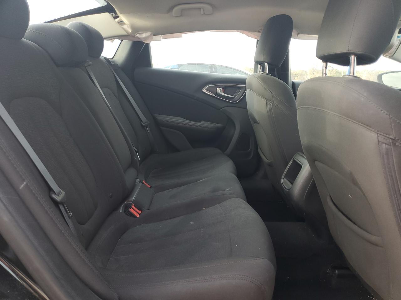 2016 Chrysler 200 - Image 10