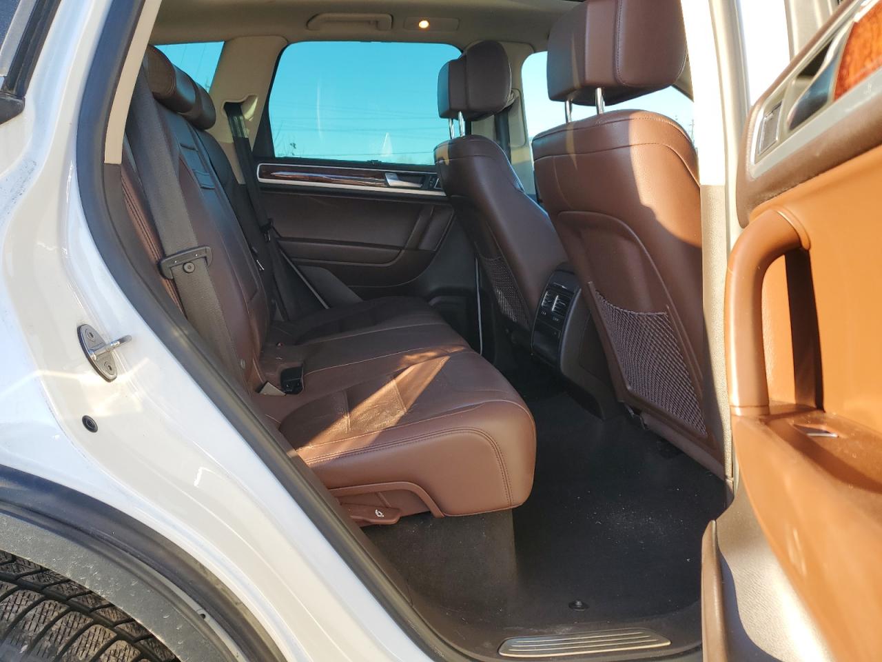 2014 Volkswagen Touareg - Image 11