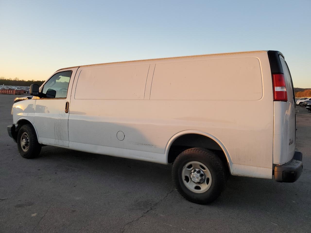 VIN 1GCZGHFG7K1361342 2019 CHEVROLET EXPRESS no.2