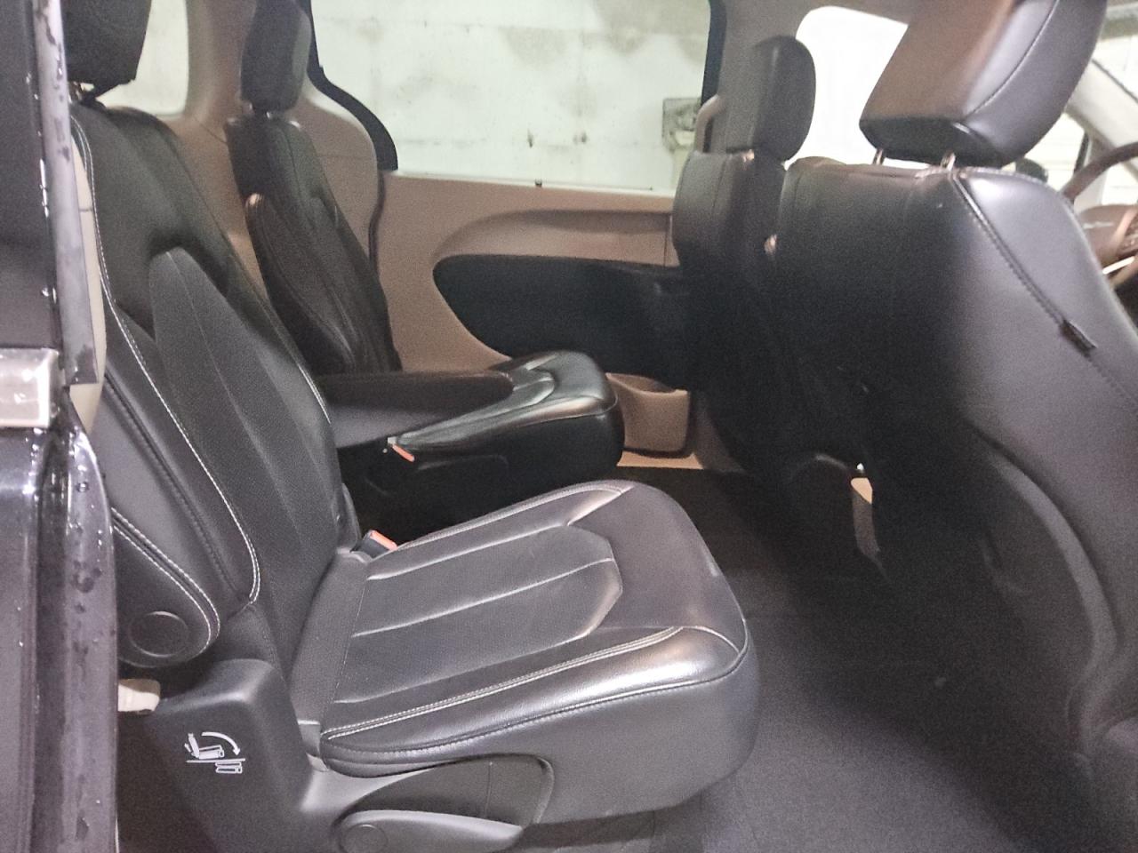 2022 Chrysler Pacifica - Image 11