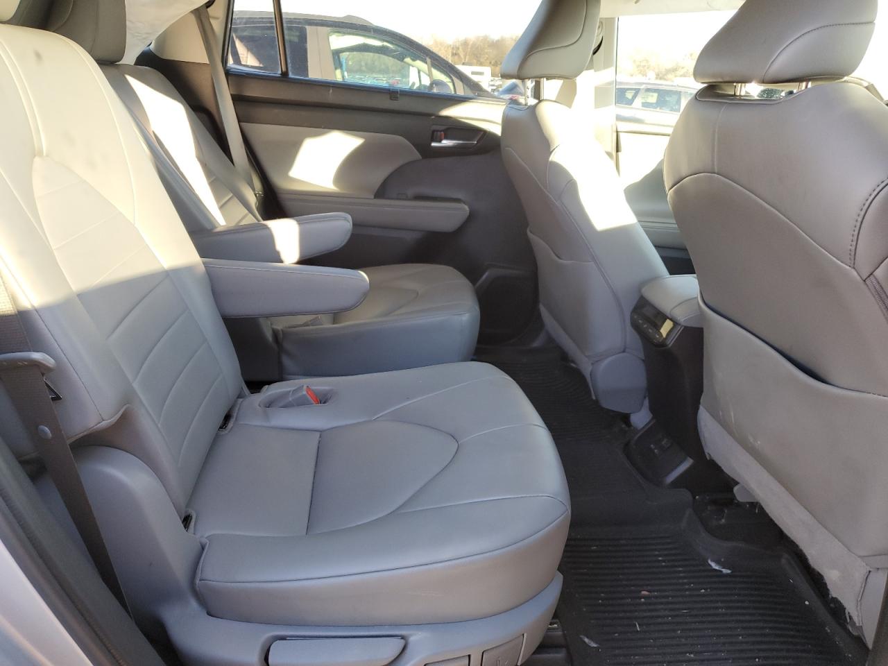 2022 Toyota Highlander - Image 11