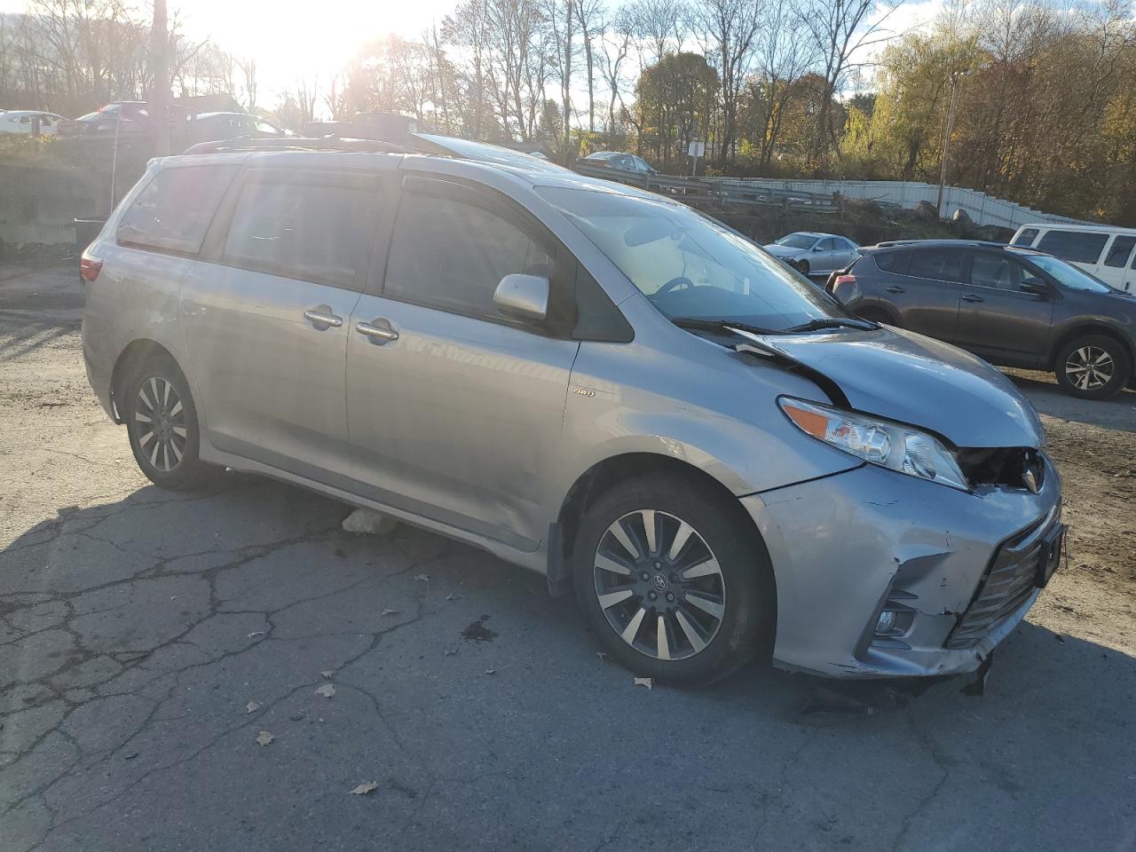 2018 Toyota Sienna - Image 4