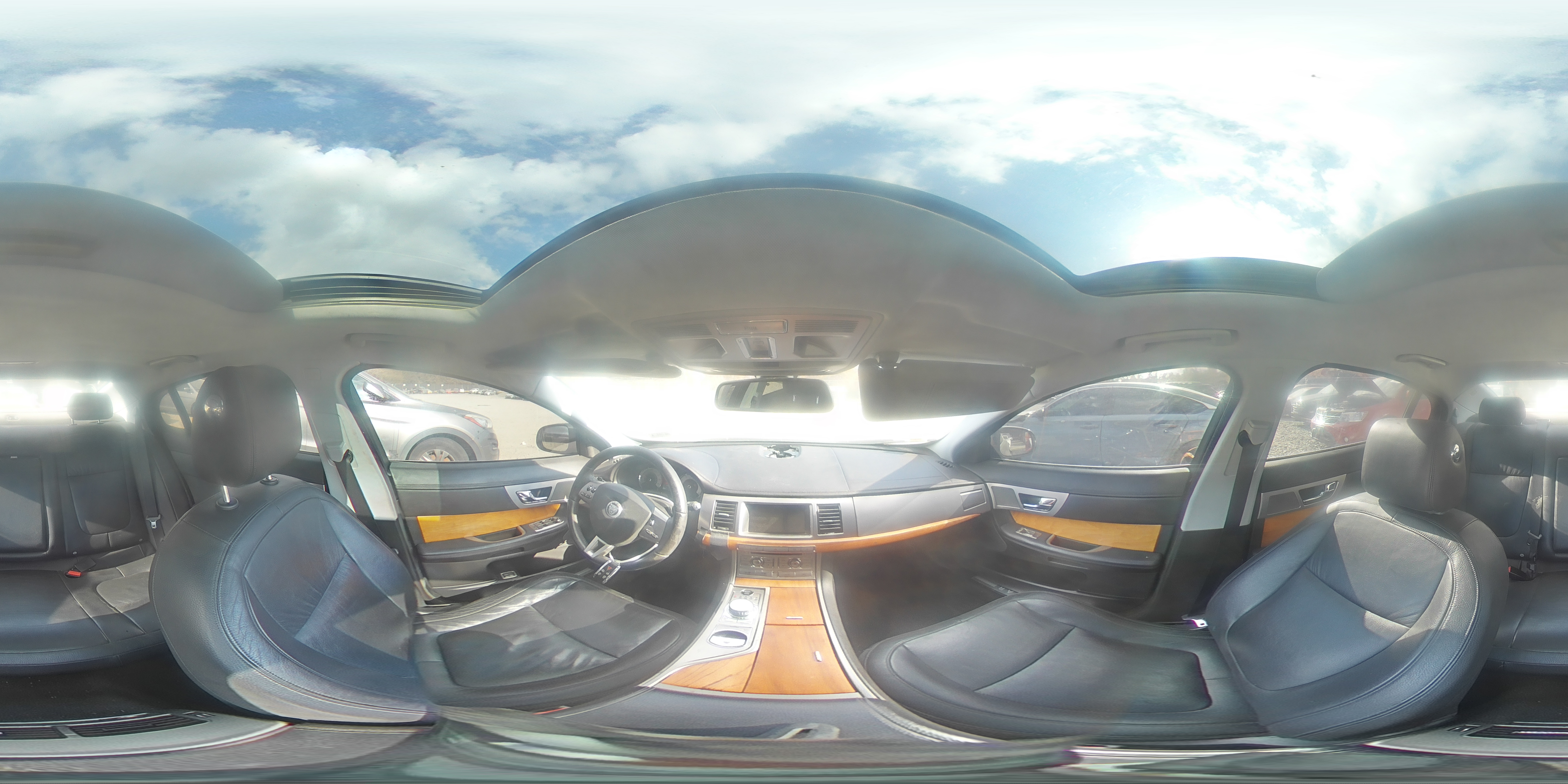 2010 Jaguar XF - Image 12