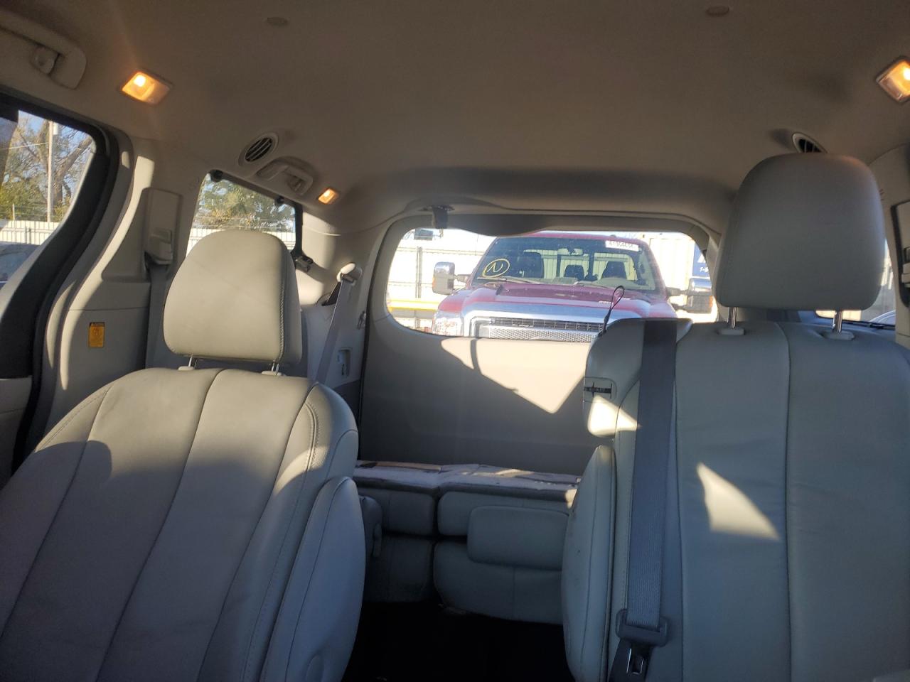 2012 Toyota Sienna - Image 10