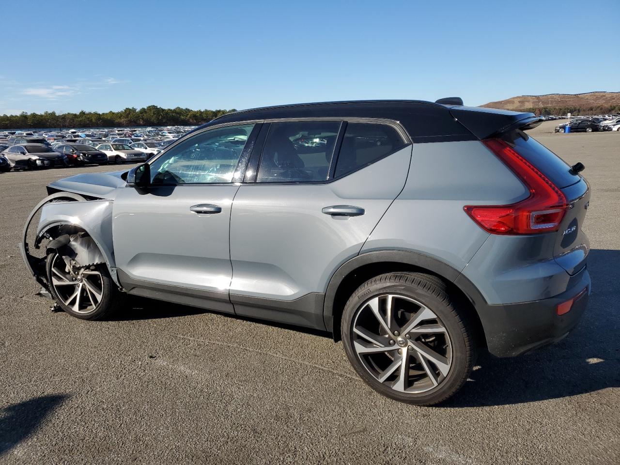 2022 Volvo XC40 - Image 2
