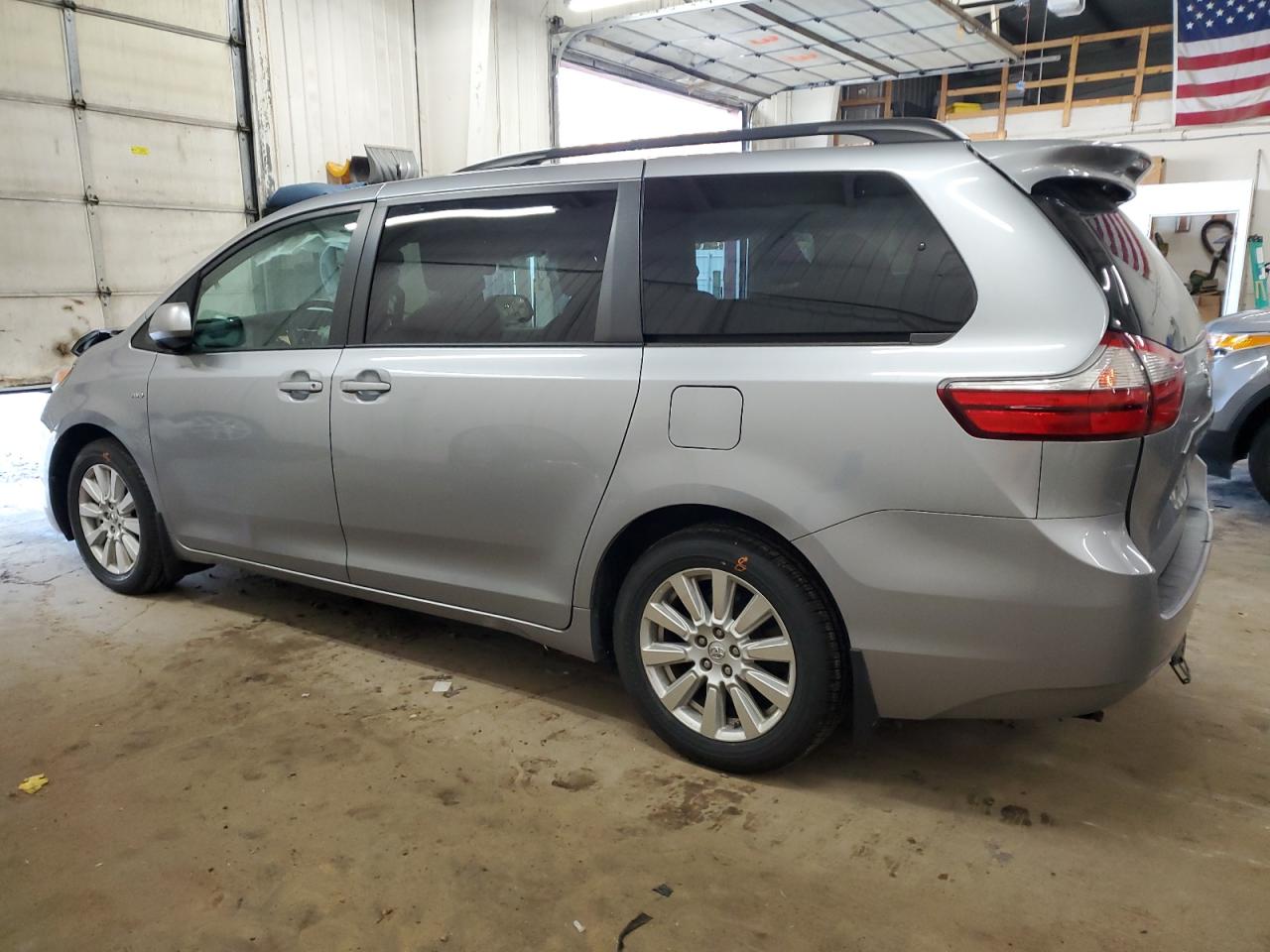 2017 Toyota Sienna - Image 2