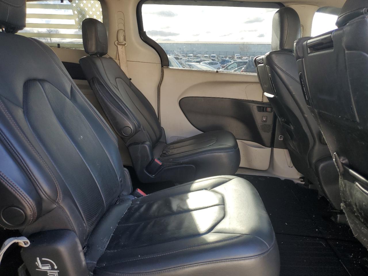 2017 Chrysler Pacifica - Image 11