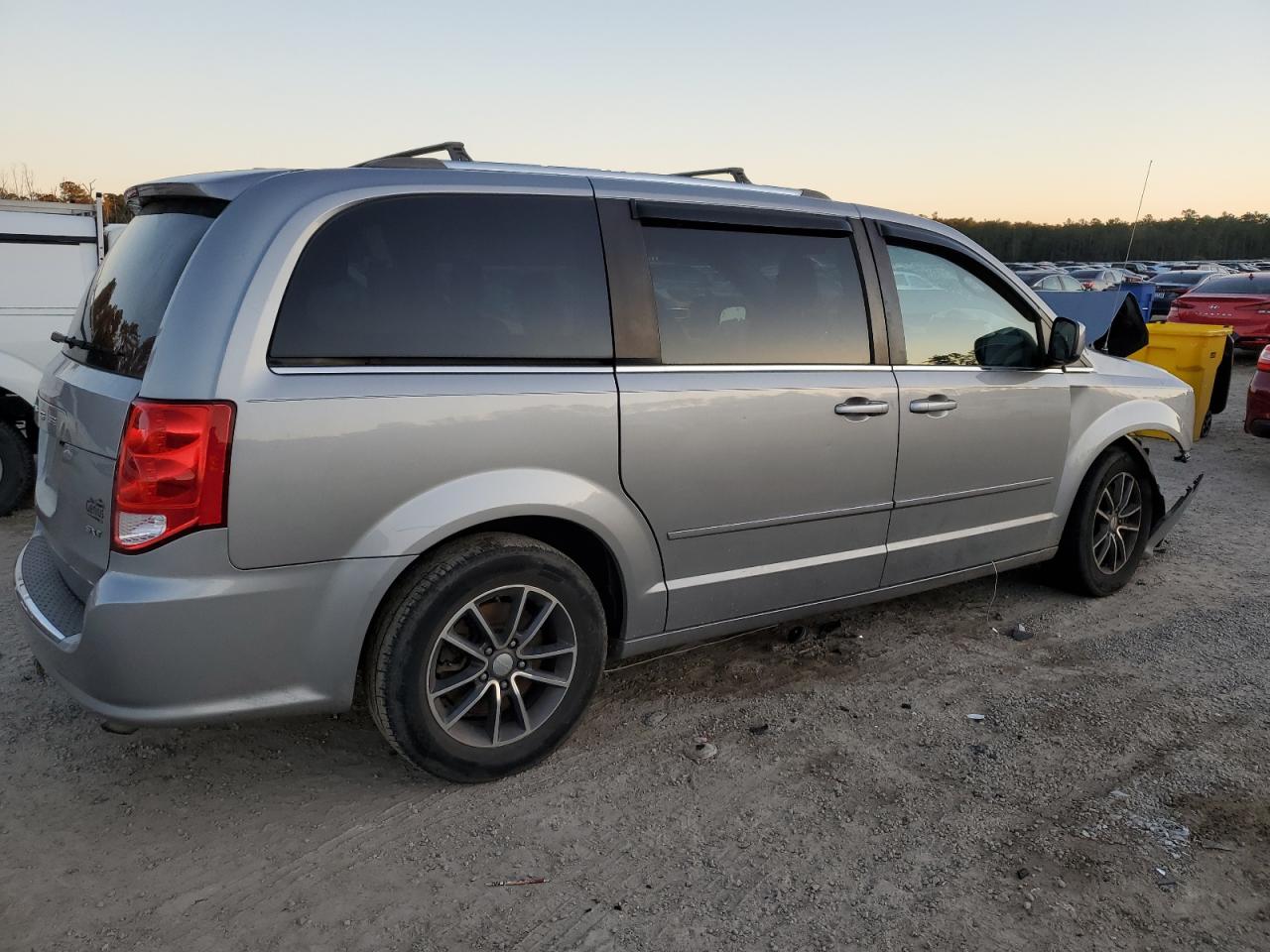 2016 Dodge Caravan - Image 3