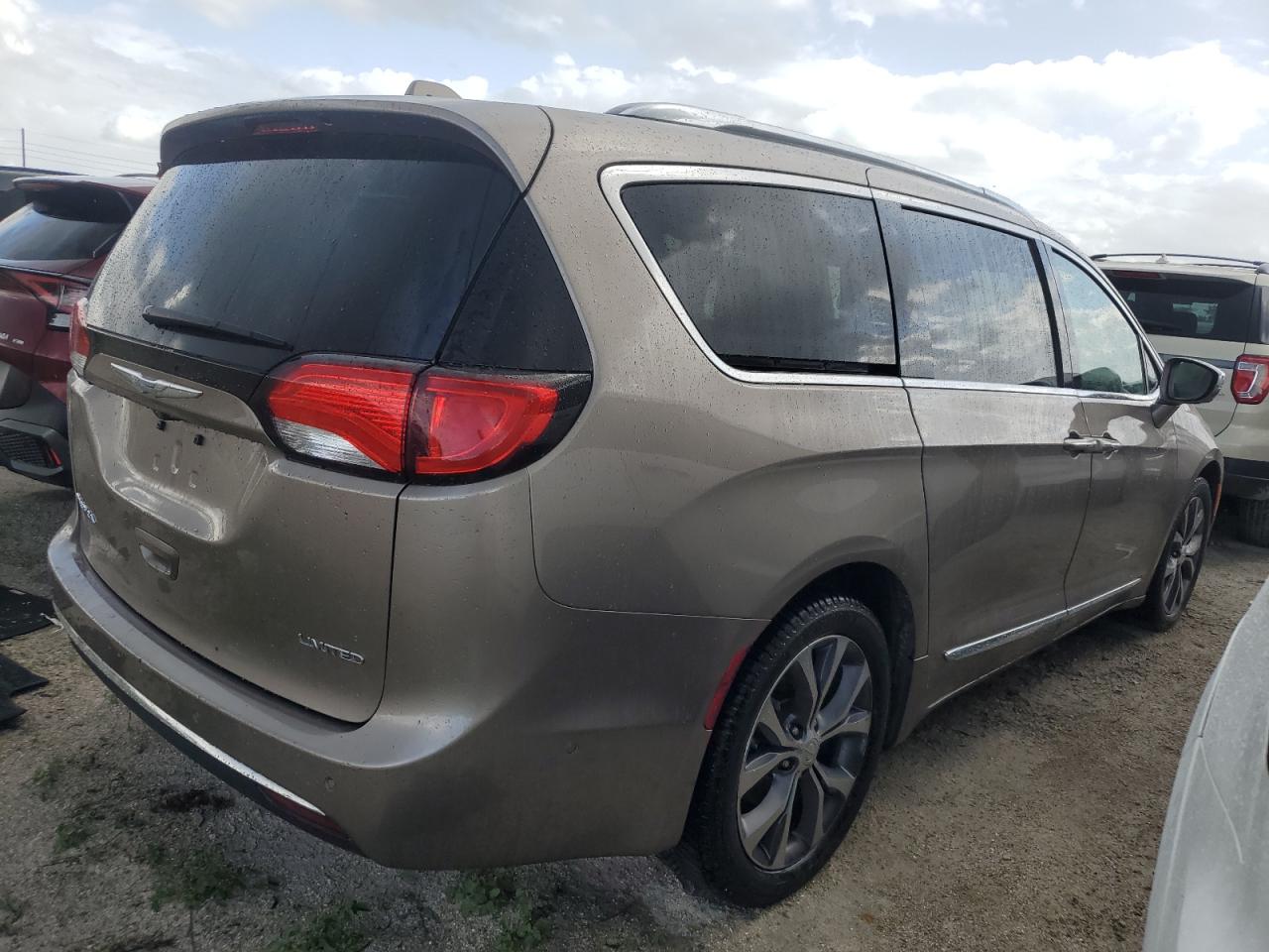 2018 Chrysler Pacifica - Image 3