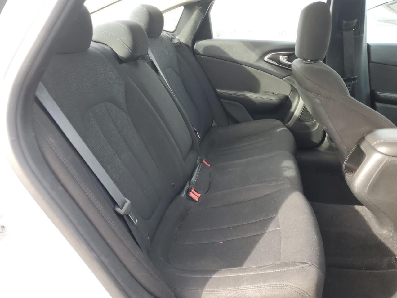 2016 Chrysler 200 - Image 10