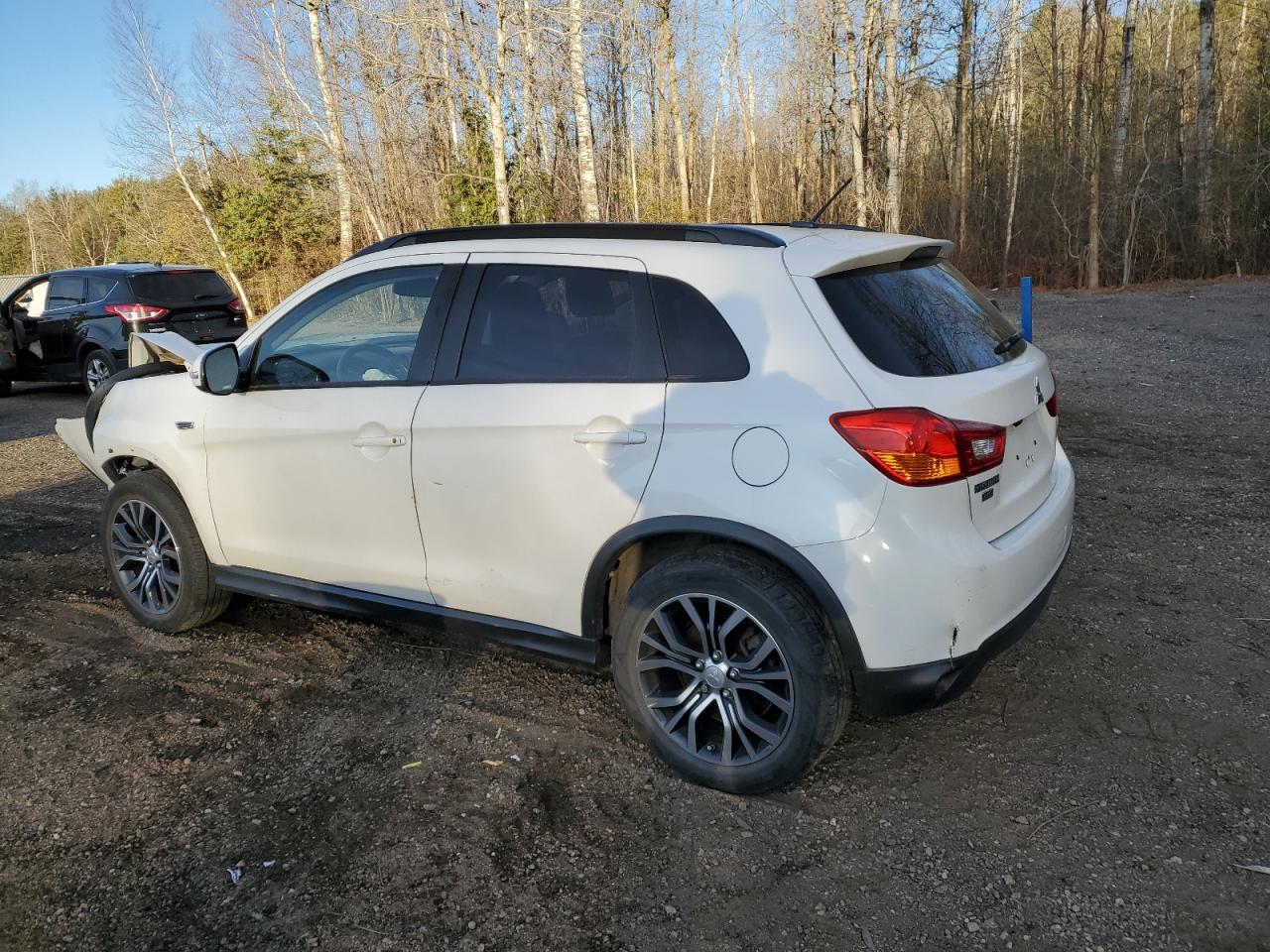 2016 Mitsubishi Outlander - Image 2