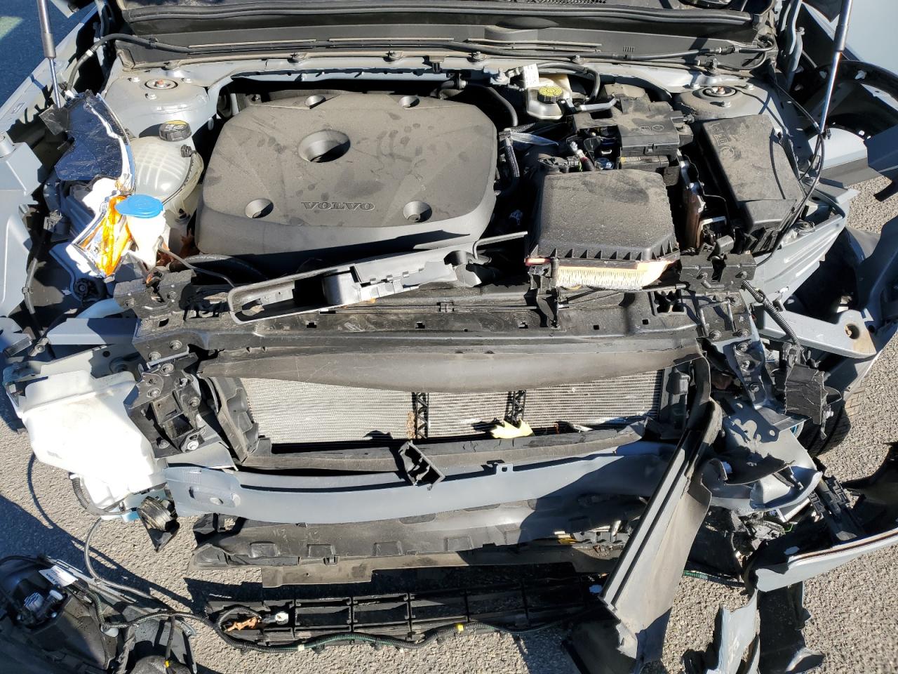 2022 Volvo XC40 - Image 13