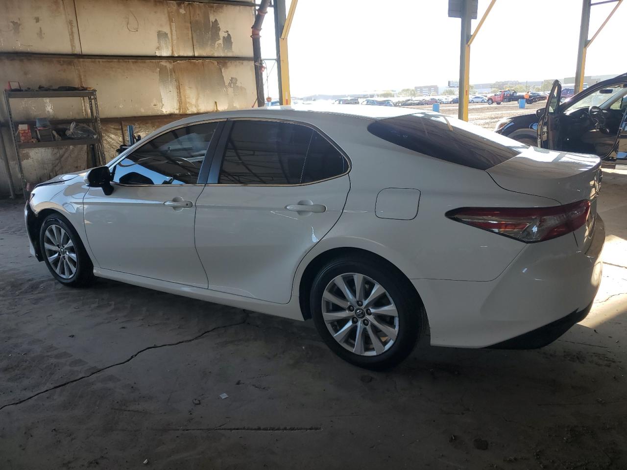 VIN 4T1B11HK5JU604568 2018 TOYOTA CAMRY no.2