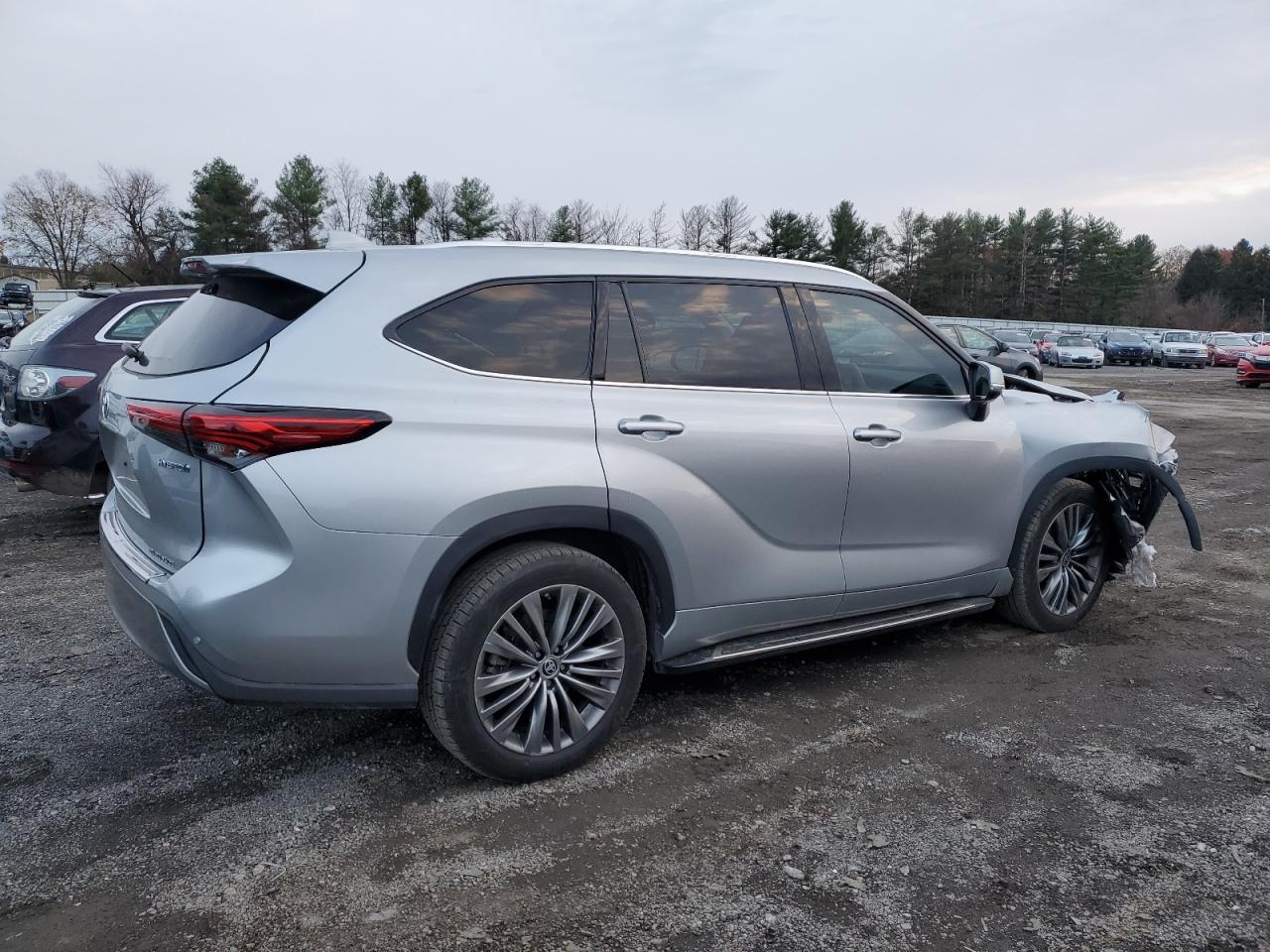 2022 Toyota Highlander - Image 3