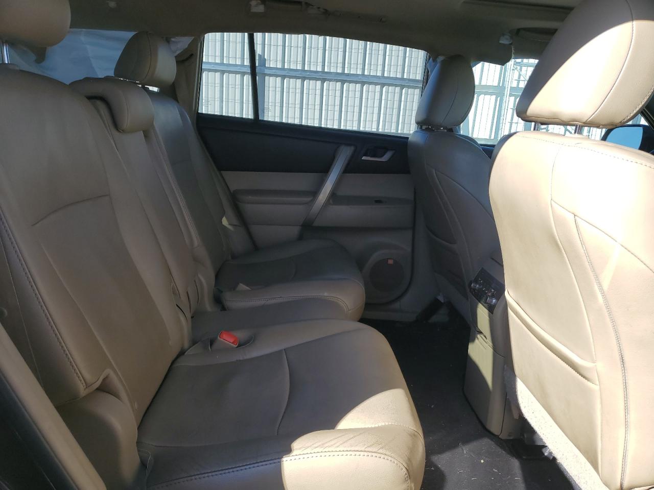 2012 Toyota Highlander - Image 11