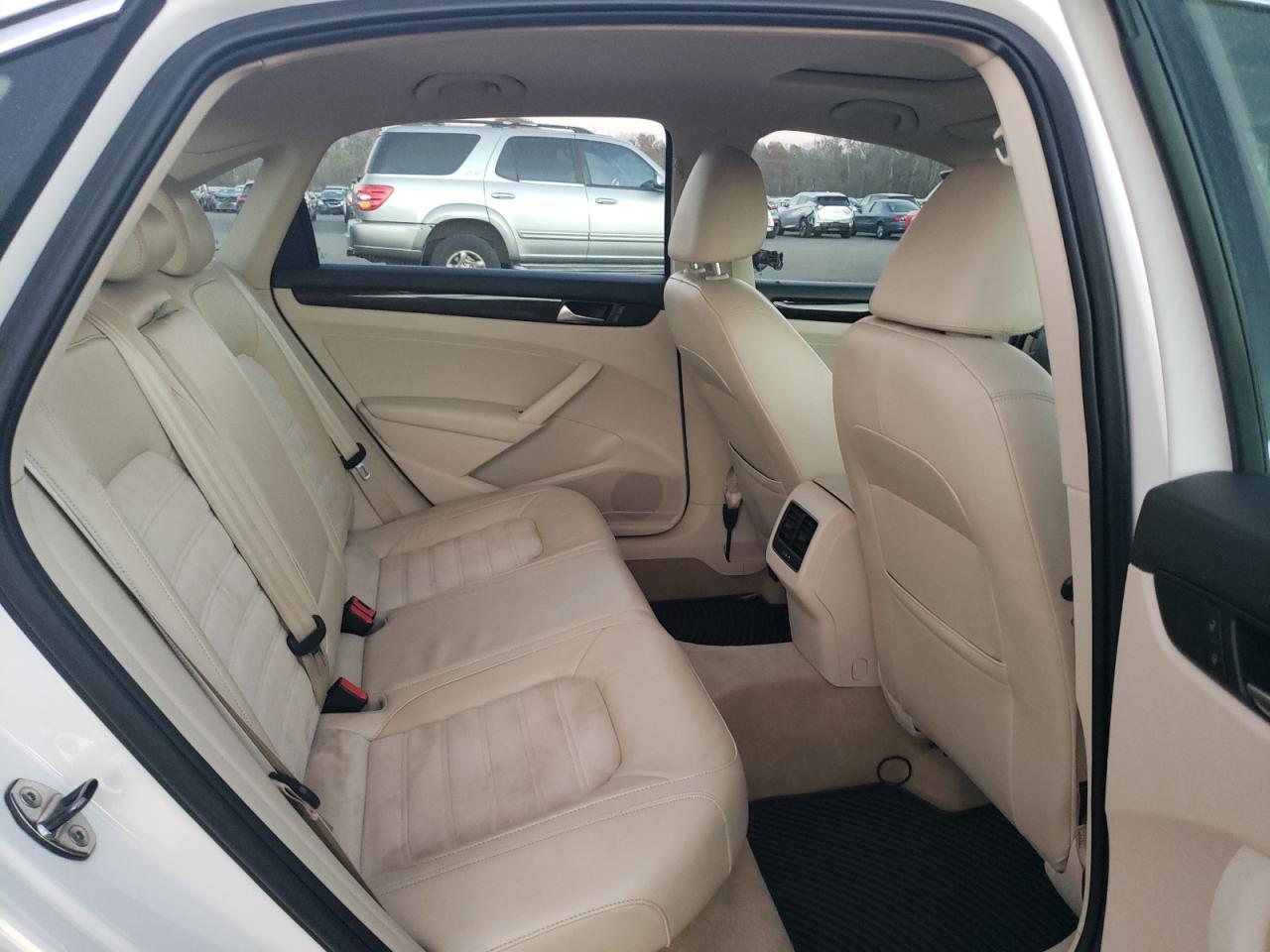 2014 Volkswagen Passat - Image 10