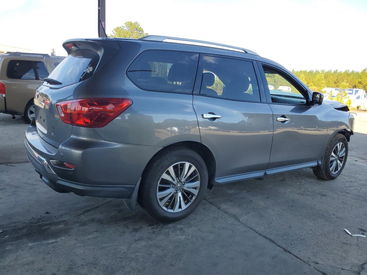 2017 Nissan Pathfinder - Image 3