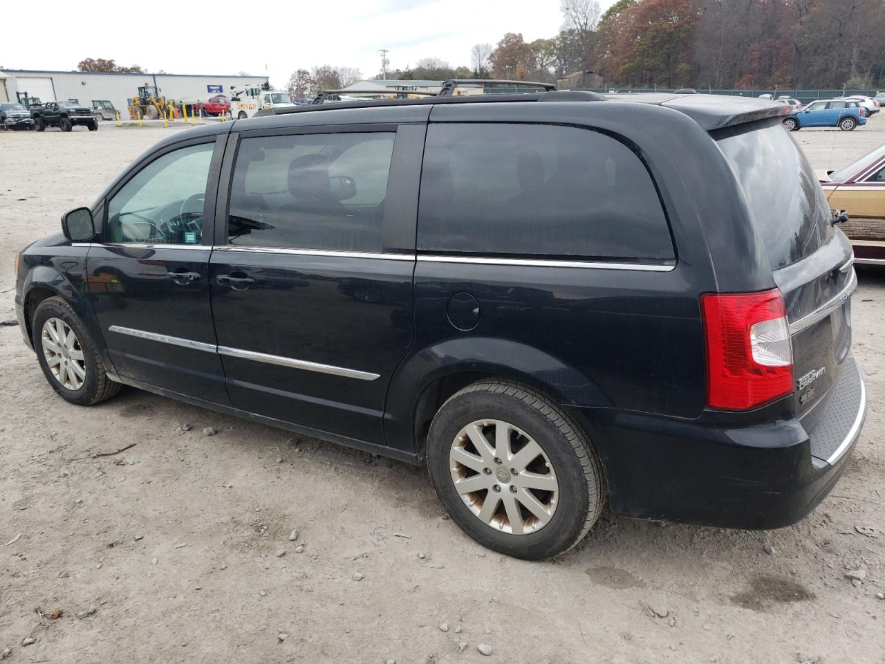 2016 Chrysler Town & Country - Image 2