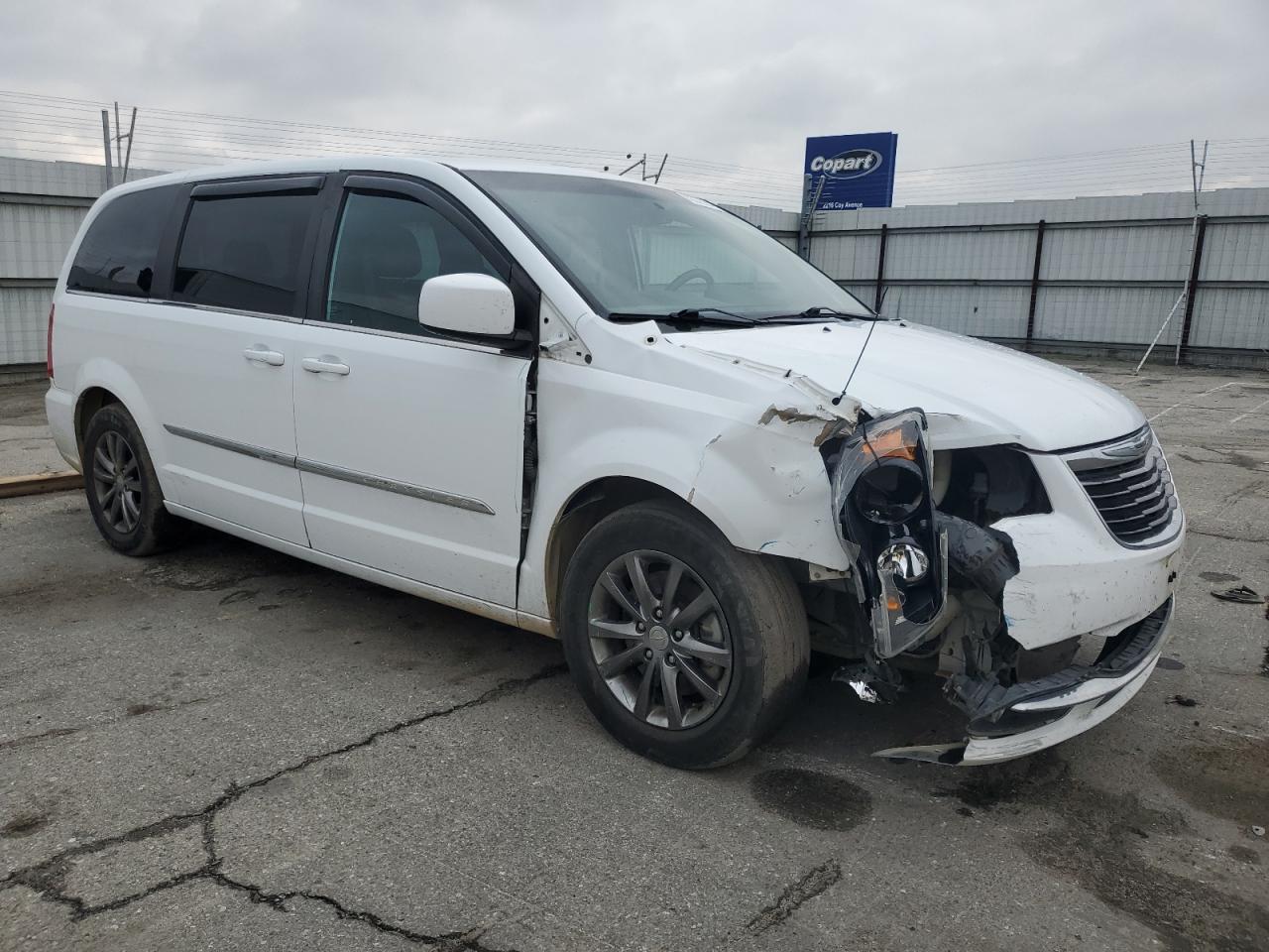 2015 Chrysler Town & Country - Image 4