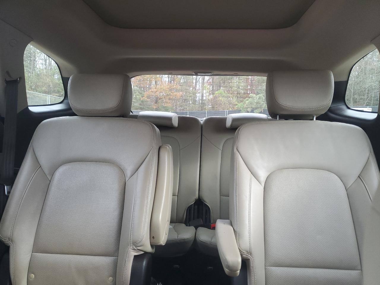 2017 Hyundai Santa Fe - Image 10
