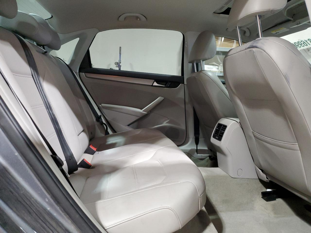 2014 Volkswagen Passat - Image 10