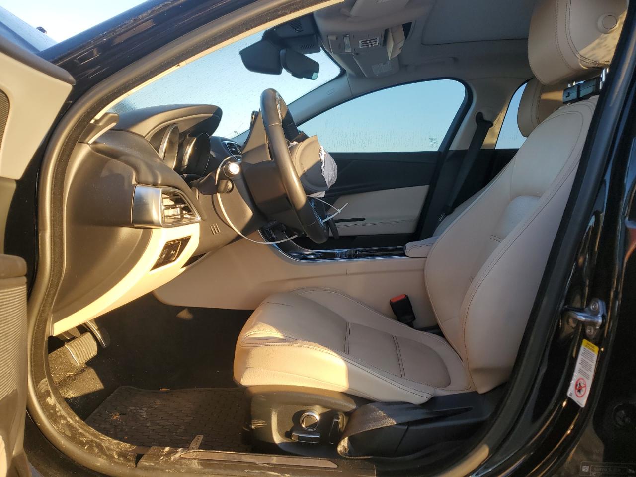2019 Jaguar XE - Image 7