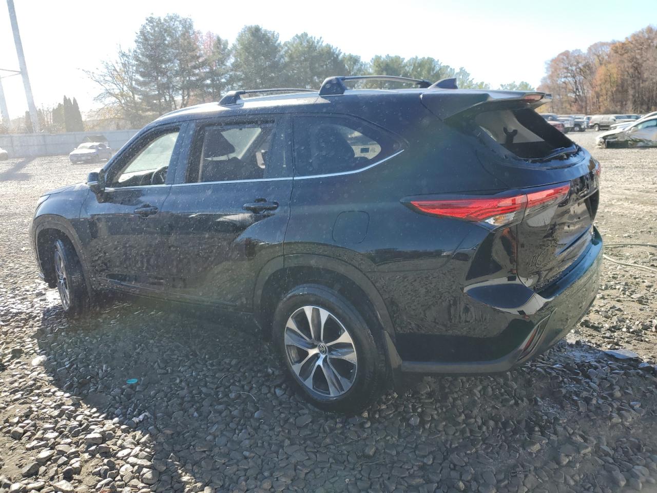 2022 Toyota Highlander - Image 2