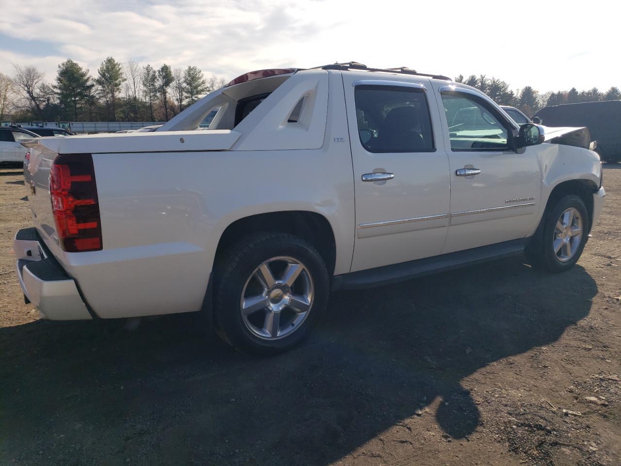 2012 Chevrolet Avalanche - Image 3