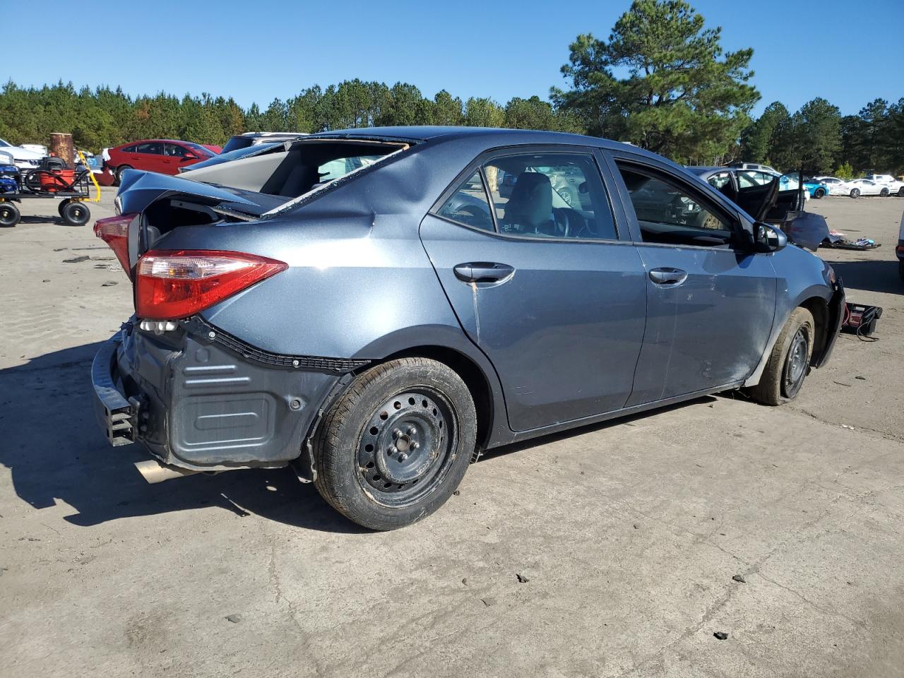 VIN 2T1BURHE4JC105584 2018 TOYOTA COROLLA no.3