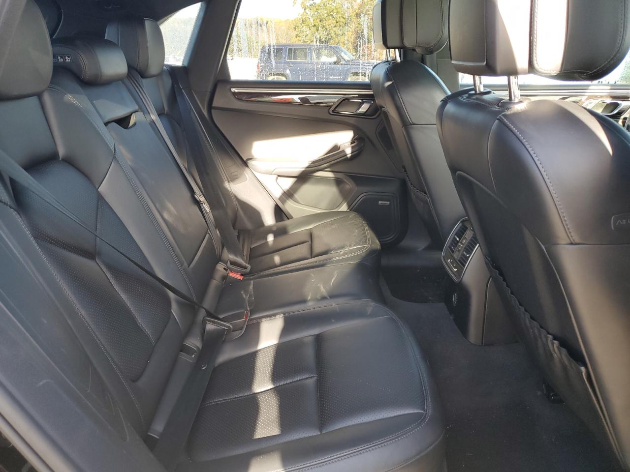 2017 Porsche Macan - Image 11
