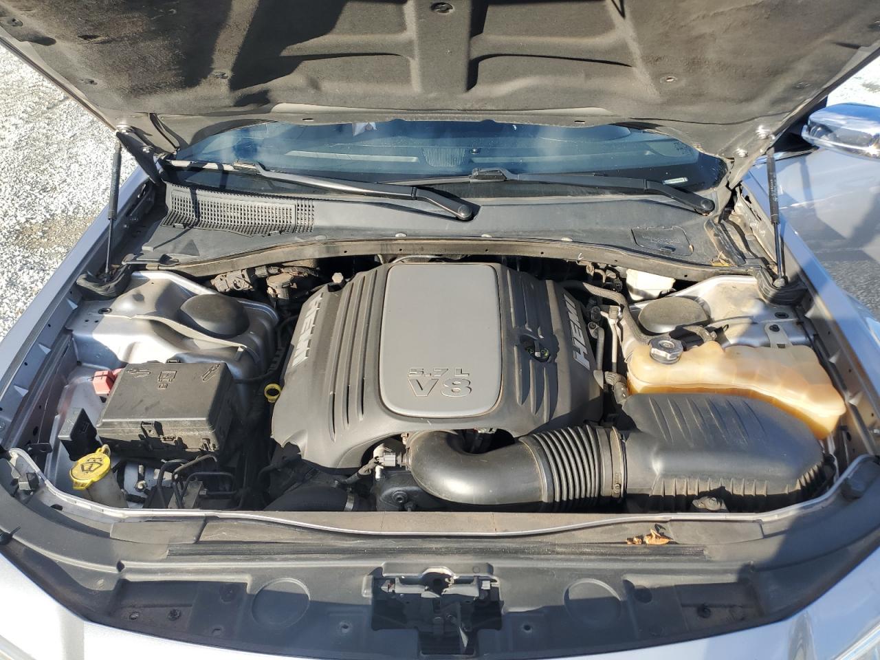 2013 Chrysler 300 - Image 12