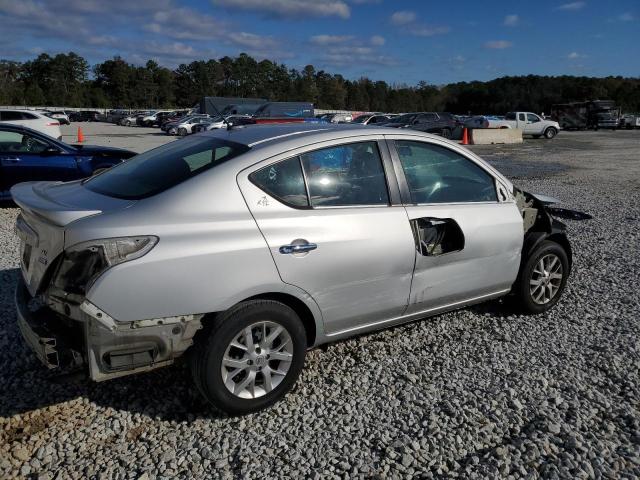  NISSAN VERSA 2018 Srebrny