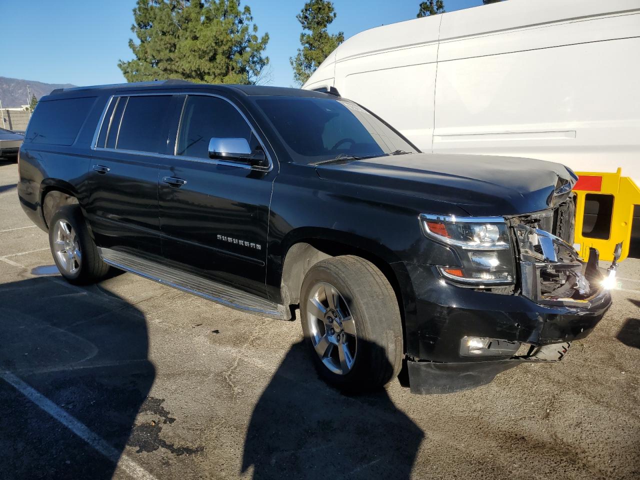 VIN 1GNSCJKC3HR126011 2017 CHEVROLET SUBURBAN no.4