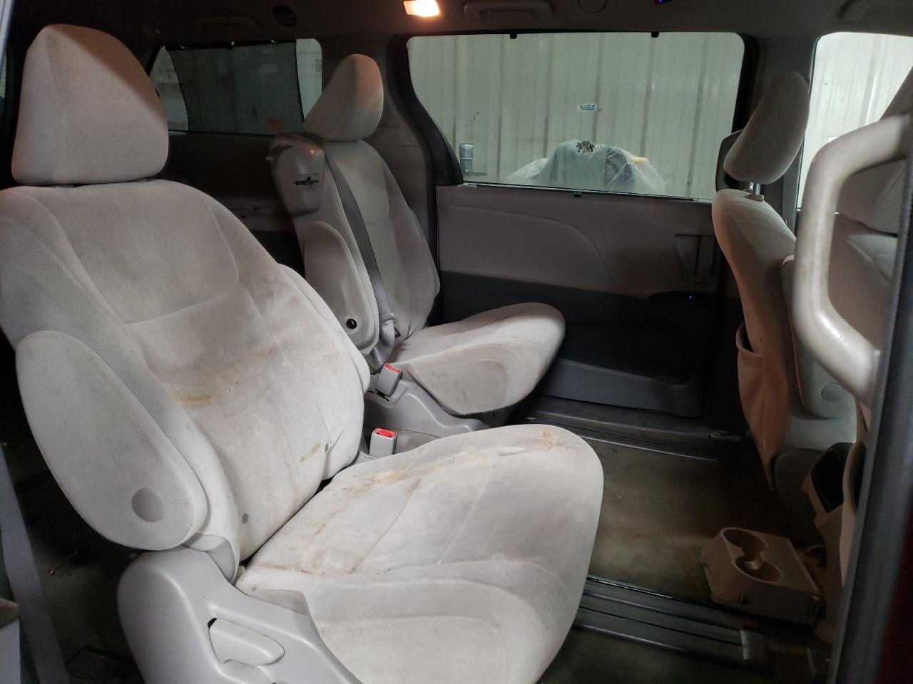 2016 Toyota Sienna - Image 11