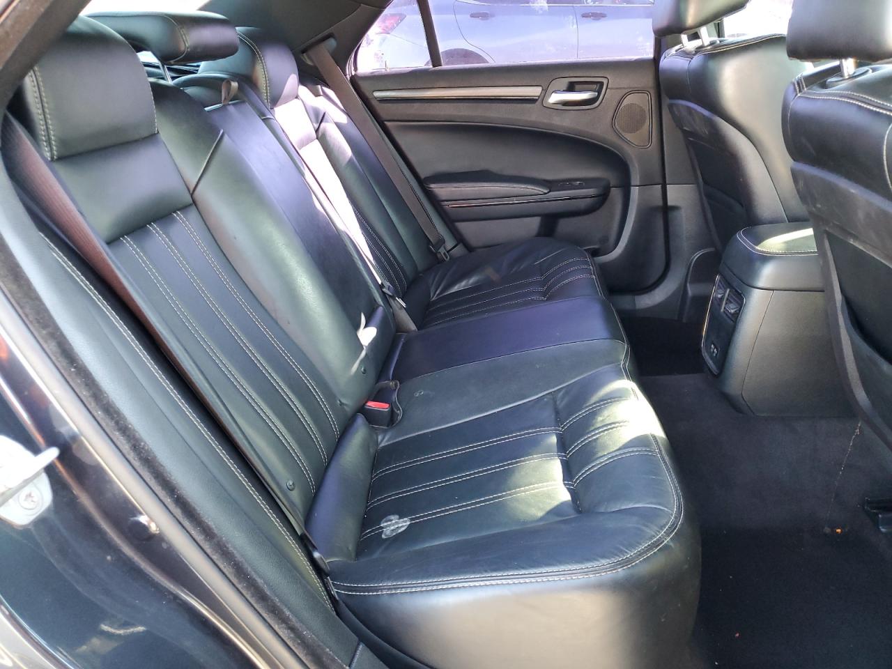 2016 Chrysler 300 - Image 10