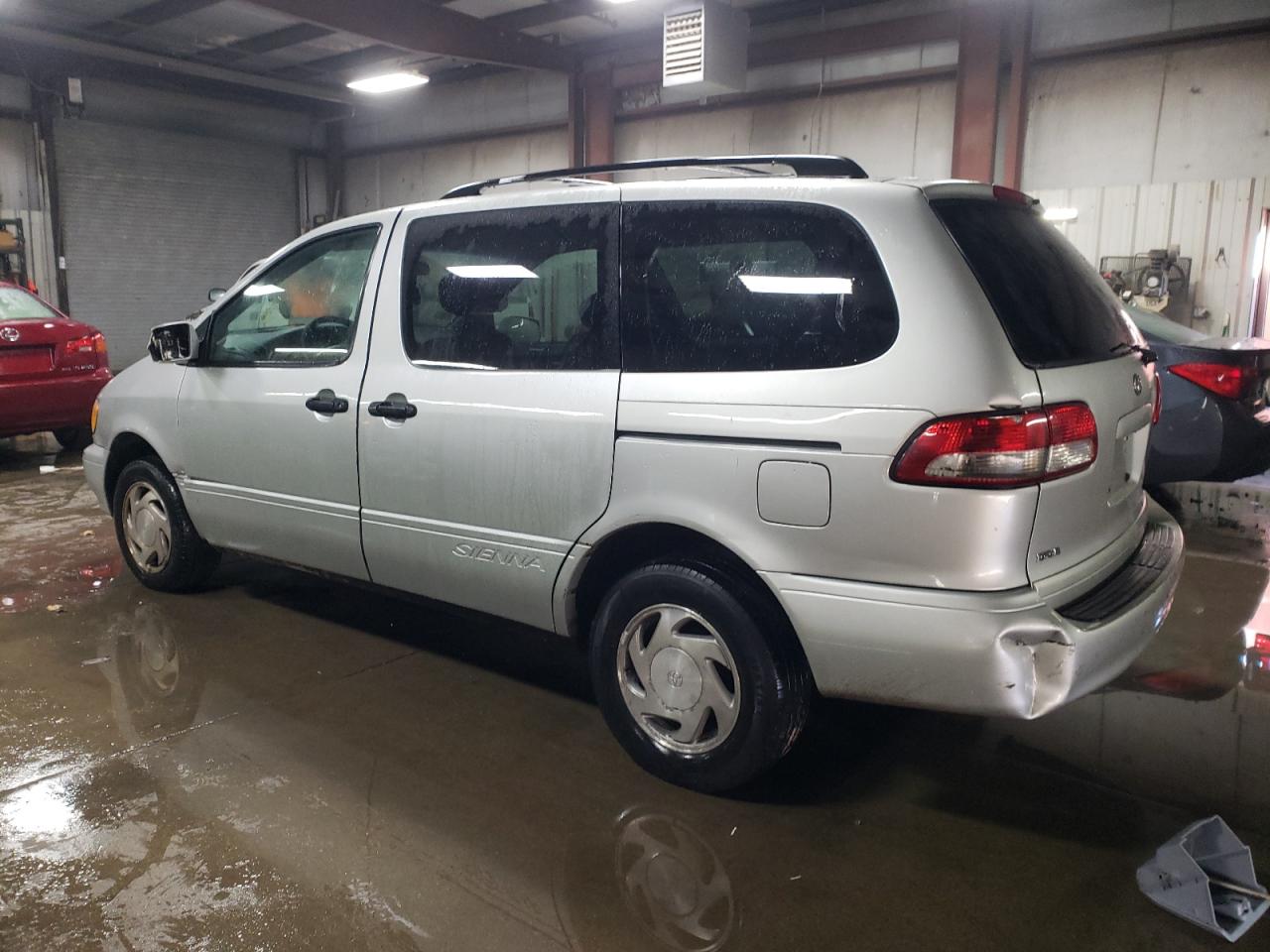 2003 Toyota Sienna - Image 2
