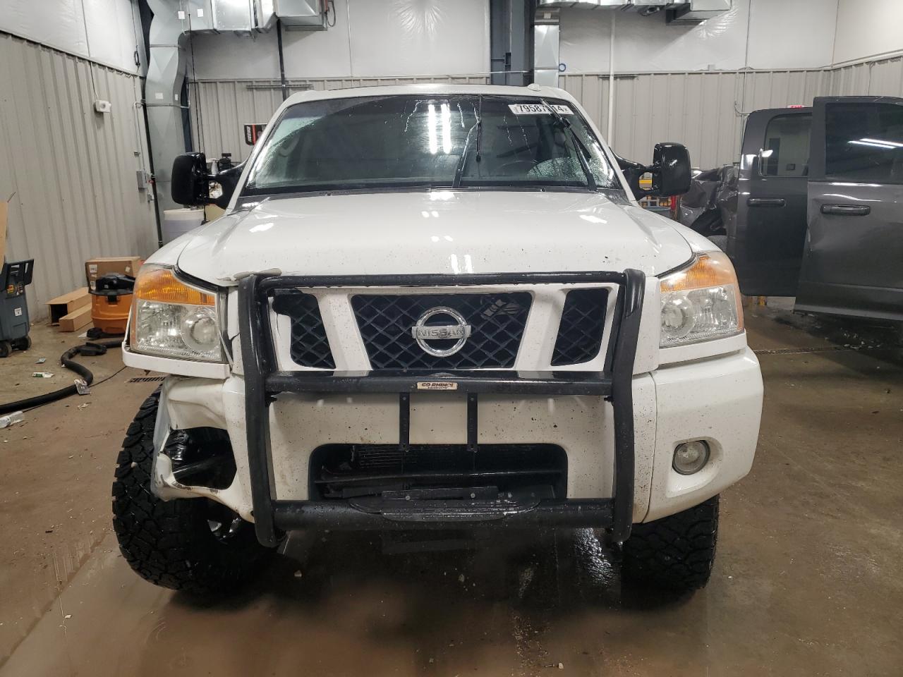2010 Nissan Titan - Image 5