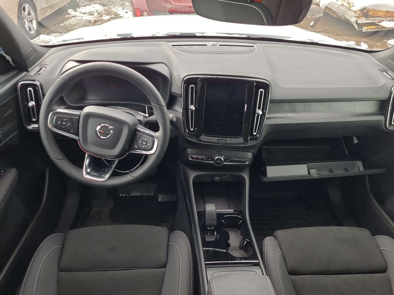 2023 Volvo XC40 - Image 8
