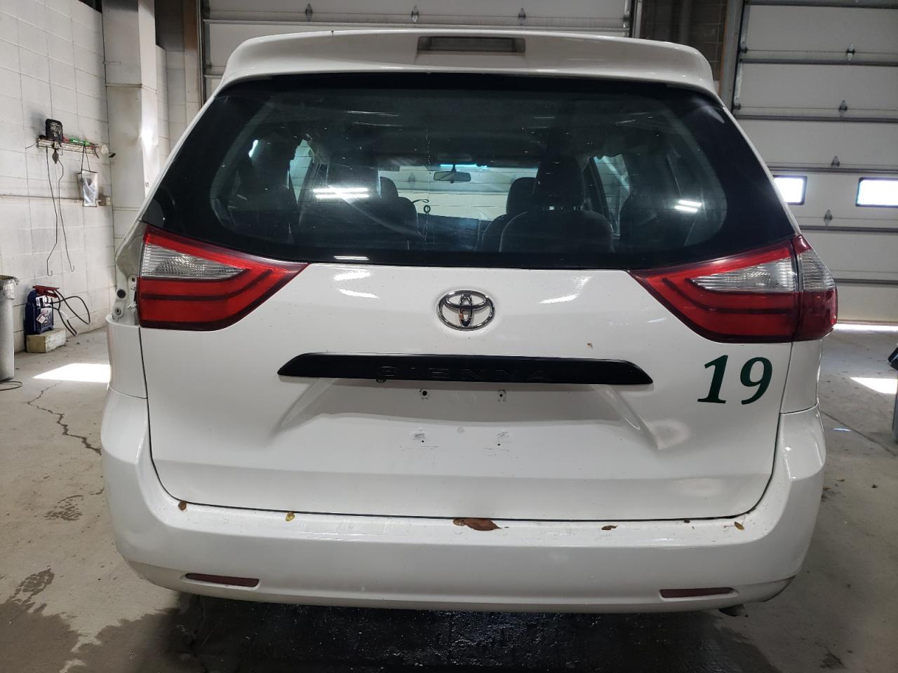2015 Toyota Sienna - Image 6