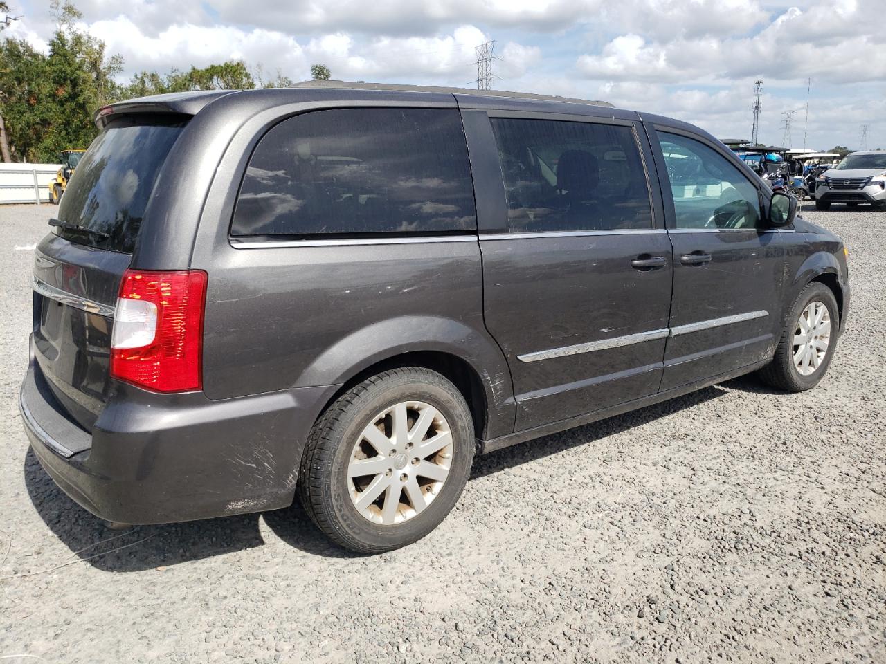 2016 Chrysler Town & Country - Image 3