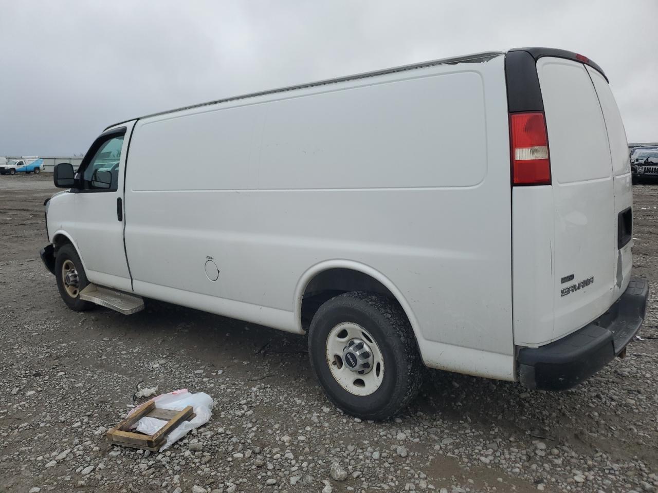 2011 GMC Savana - Image 2