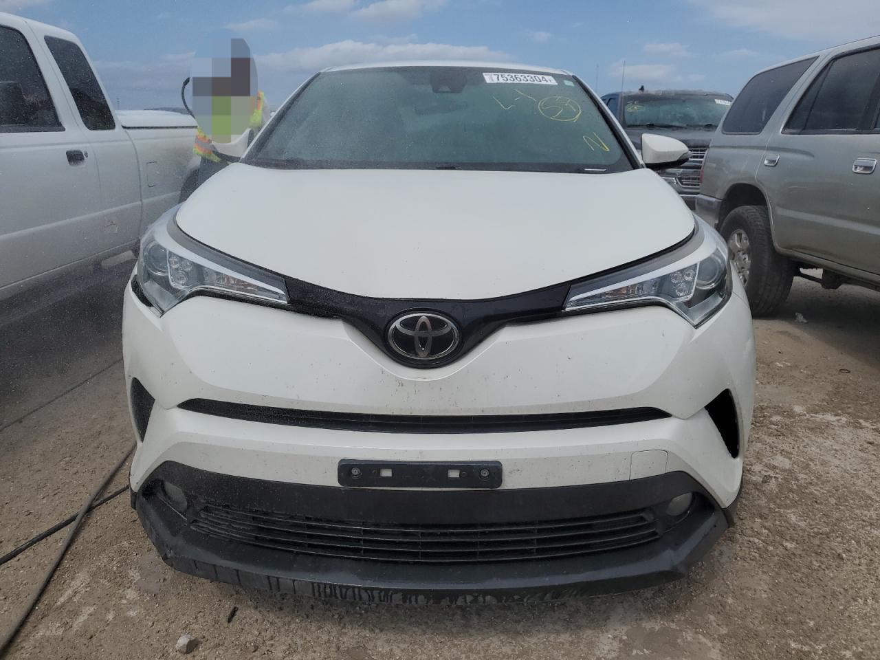 VIN NMTKHMBX4JR027590 2018 TOYOTA C-HR no.5