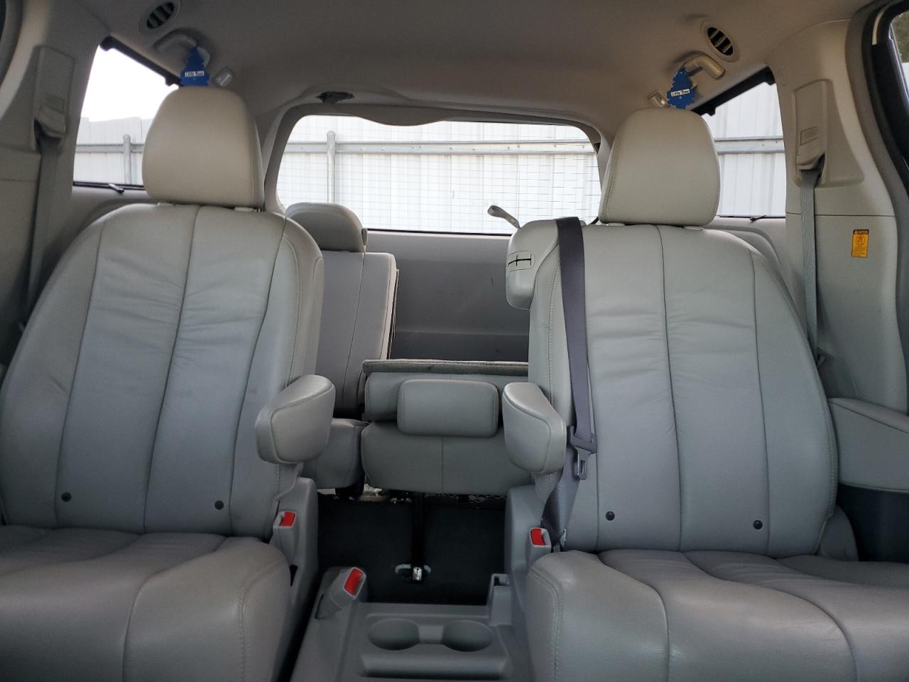 2012 Toyota Sienna - Image 10