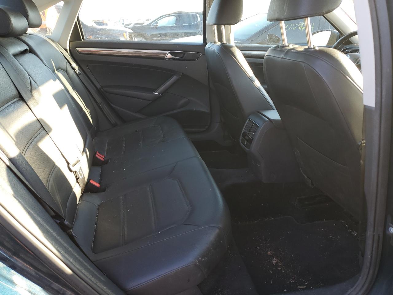 2018 Volkswagen Passat - Image 10