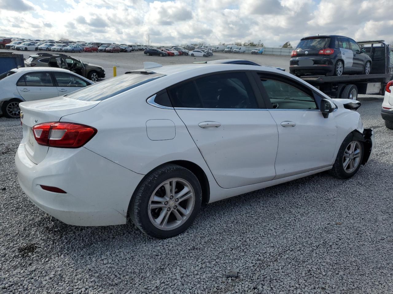 2018 Chevrolet Cruze - Image 3