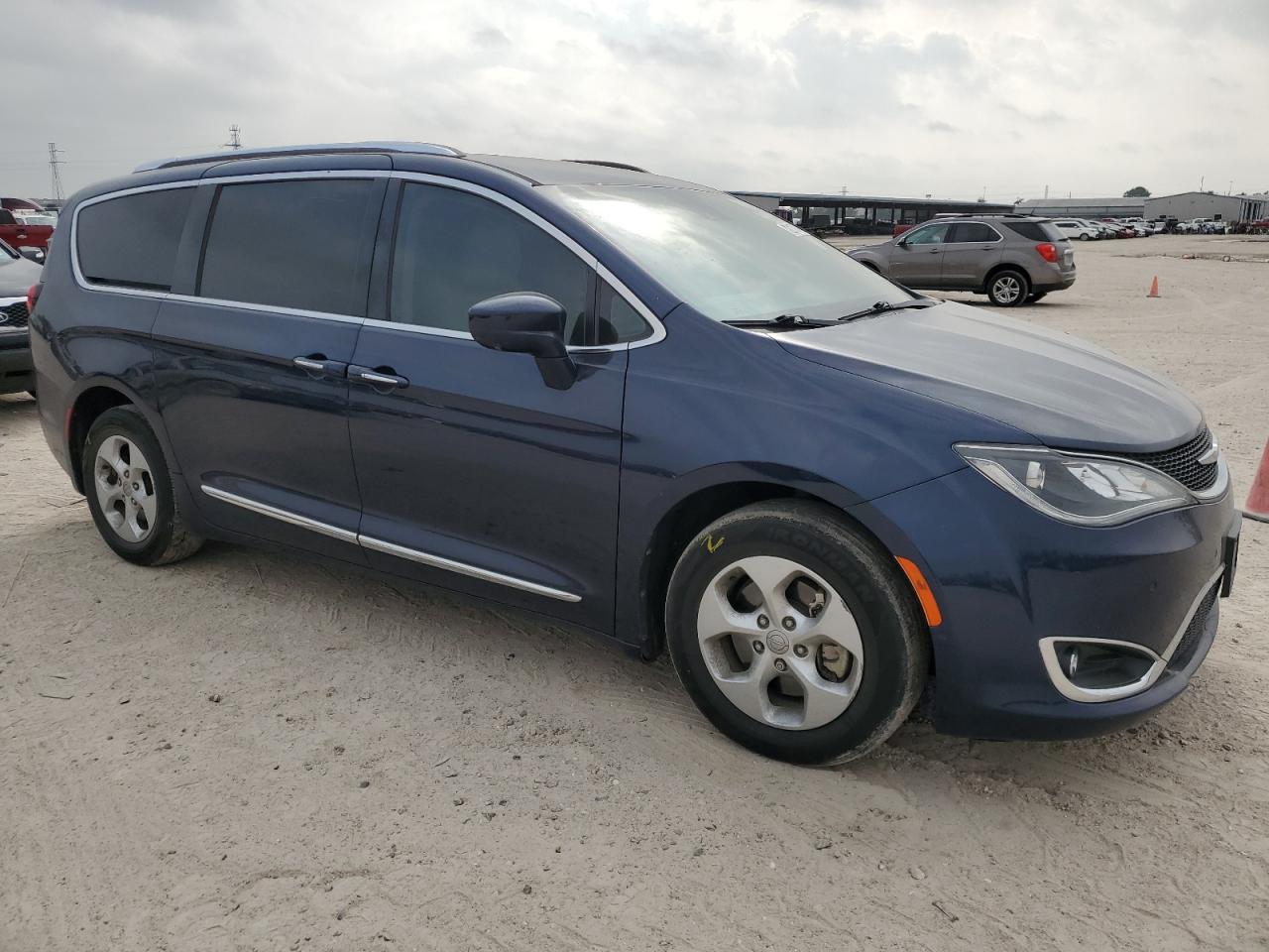 2017 Chrysler Pacifica - Image 4