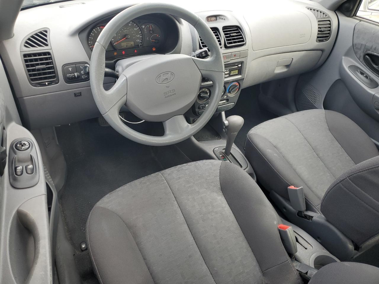 2005 Hyundai Accent - Image 8